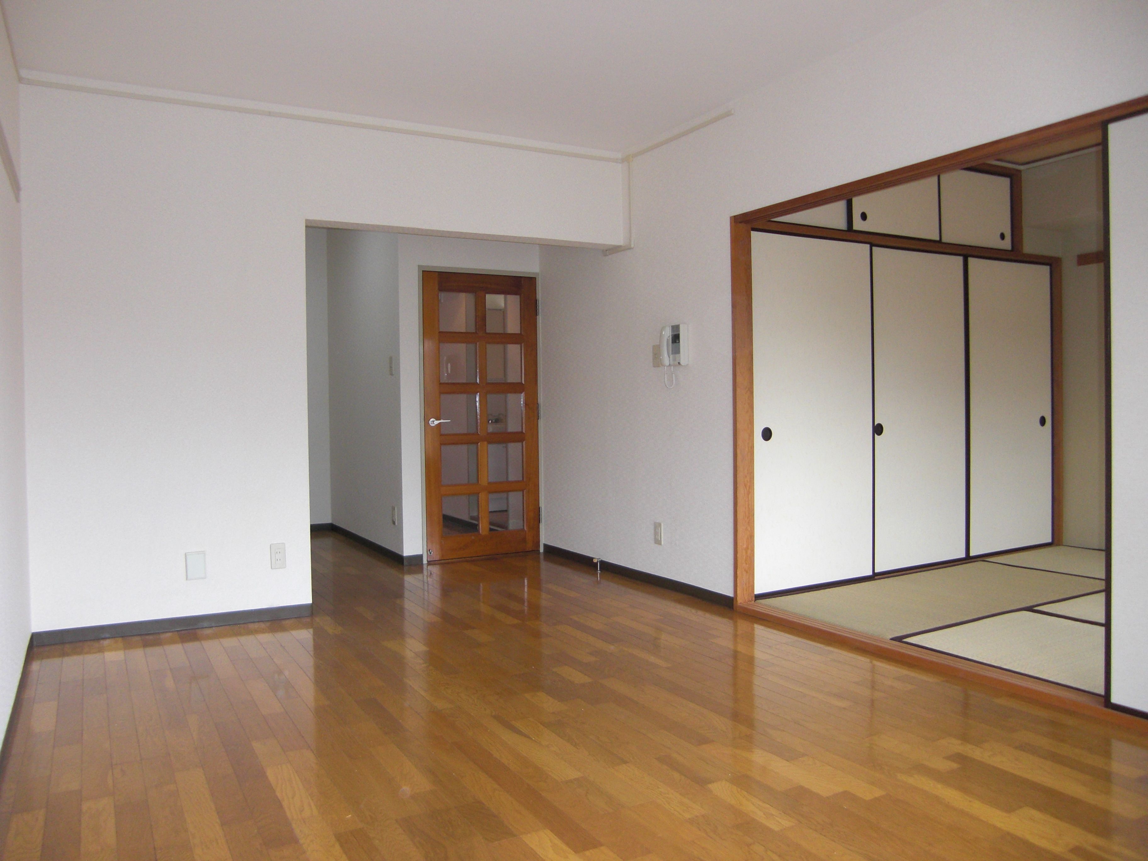 Living and room. 6-mat Japanese-style room of living next to!