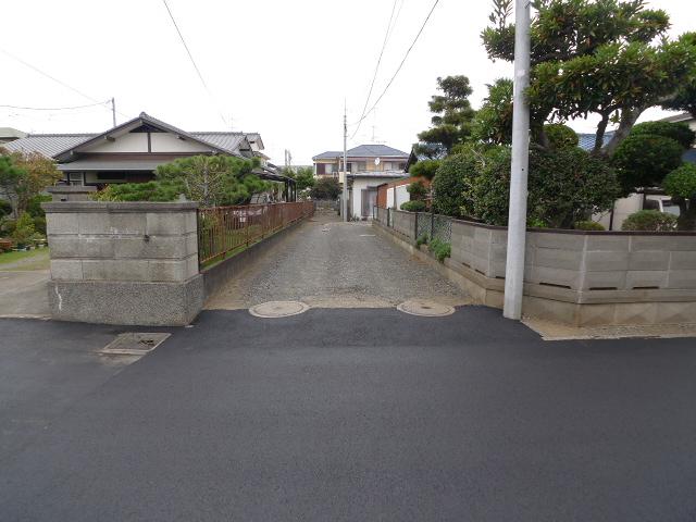 Local photos, including front road. The entire surface of the road, Photos from the south side