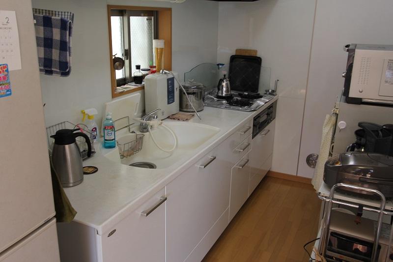Kitchen. kitchen.  Easy-to-use system Kitchen.  Storage is also abundant. It is next to the small window is happy. 