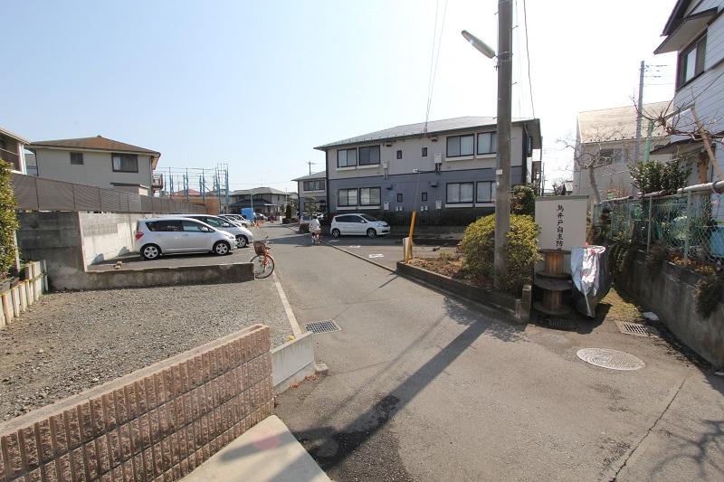 Local photos, including front road. It is the scenery of the southeast side of the property. There is a feeling of opening. 