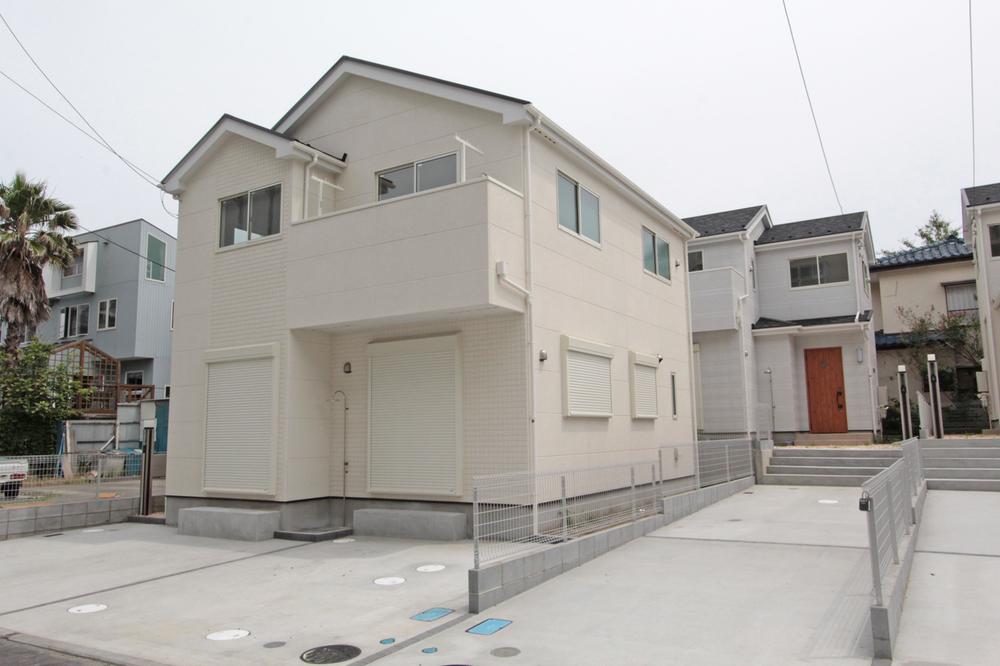 Model house photo. Same house builders construction results