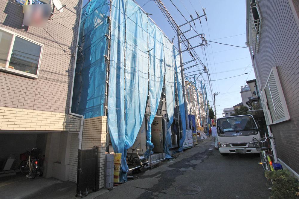 Local photos, including front road. Shooting 2013 December 03 days