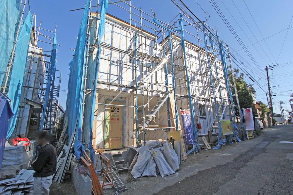 Local photos, including front road. Shooting 2013 December 03 days 3.4 Building