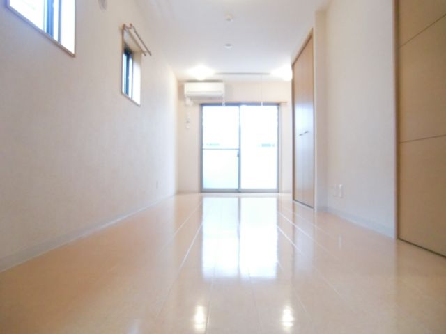 Living and room. Spacious 9 Pledge! 