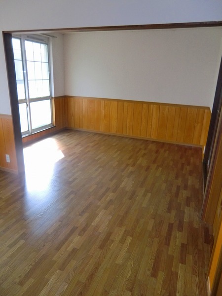 Living and room. There are 12 quires Western-style