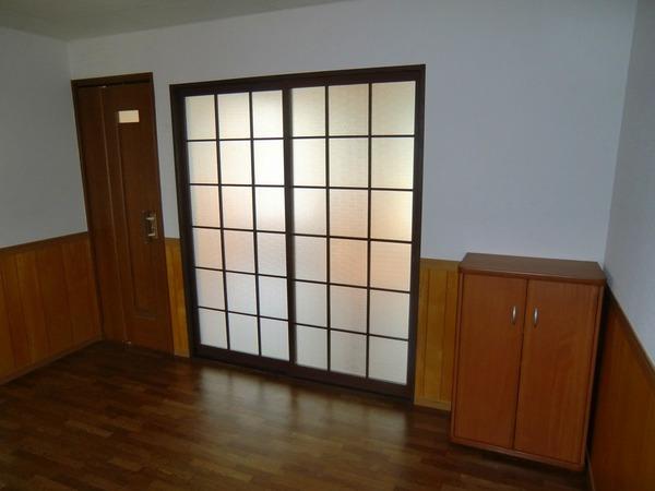 Living and room. There partition door of the LDK and Western!