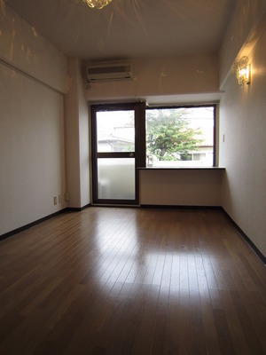 Living and room. Air conditioning ・ There chandelier lighting (current state priority)
