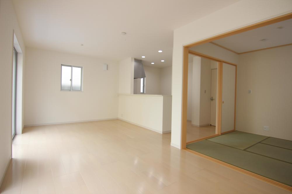 Same specifications photos (living). 1 Building: The Living and Japanese-style construction cases ○ Japanese-style room and a living some of the feeling of freedom that easy to use as an integral plan.