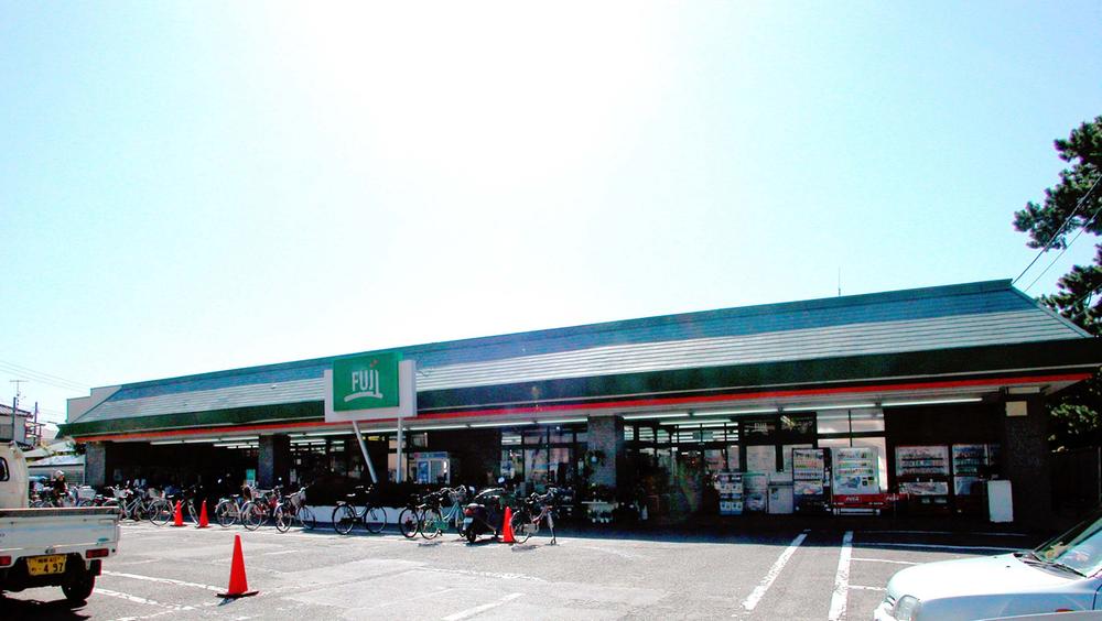 Supermarket. Fuji Tsurumine 560m to shop