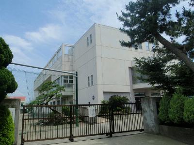 Primary school. Matsunami to elementary school 485m