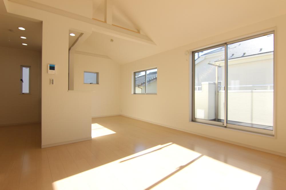 Living. ○ 2 Building: gradient ceiling living ・ Day preeminent warm living.