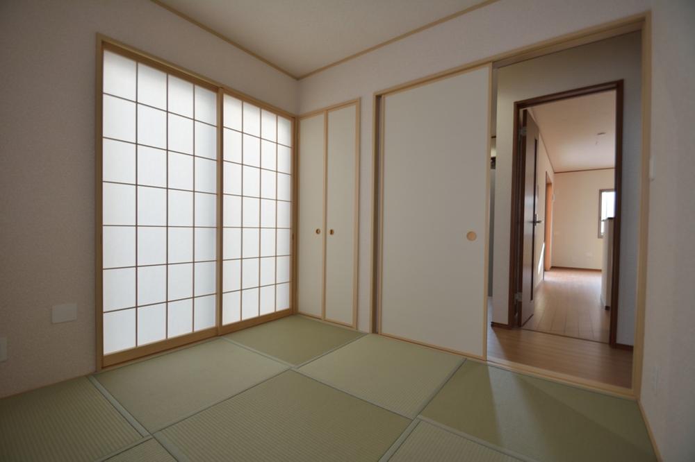 Other introspection. The room of modern atmosphere using the Ryukyu tatami You can use it as a room there quires 4.5