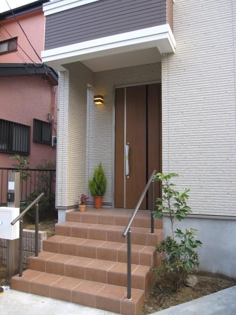 Entrance. Example of construction