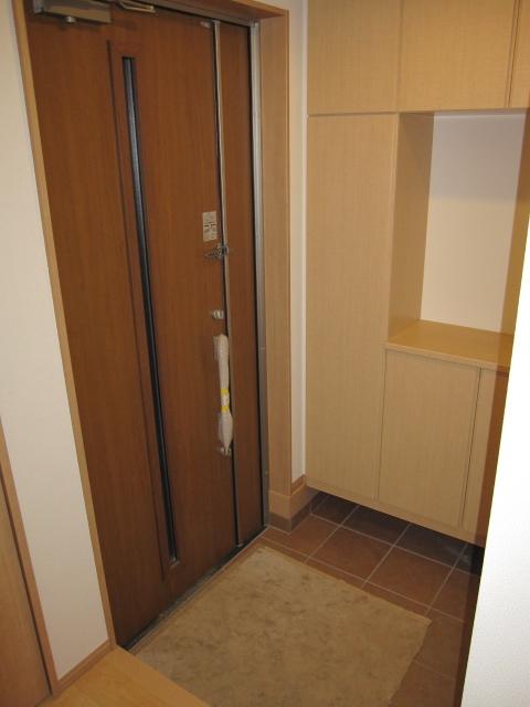 Entrance. Interior construction cases