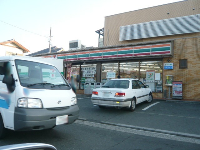 Convenience store. 270m to Seven-Eleven (convenience store)