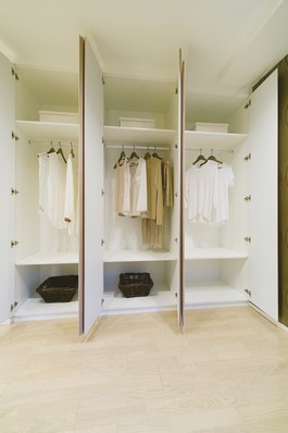 Triple closet closet Western-style (1). You can also store plenty bulky clothes.