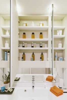 And Shimae refreshing such as three-sided mirror back storage cosmetics, Is also safe such as when visitors.