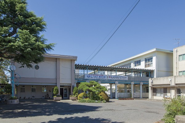 Chigasaki elementary school (14 mins / About 1110m) about 800 people the number of children, Historic elementary school more than the founding 120 years. To address the long-term learning, It has introduced a semester system.  ※ Chigasaki city of all small ・ Introduced in junior high school