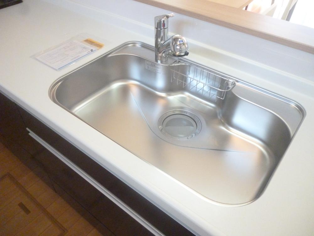 Kitchen. Fast plus adoption Large sink Water purification function with faucet Indoor (20 May 2013) Shooting