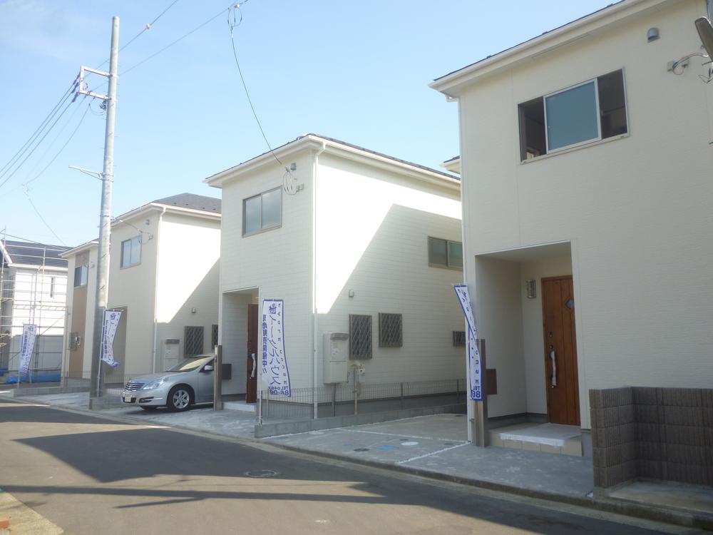 Local photos, including front road. Beautiful sectioning of development subdivision unique.