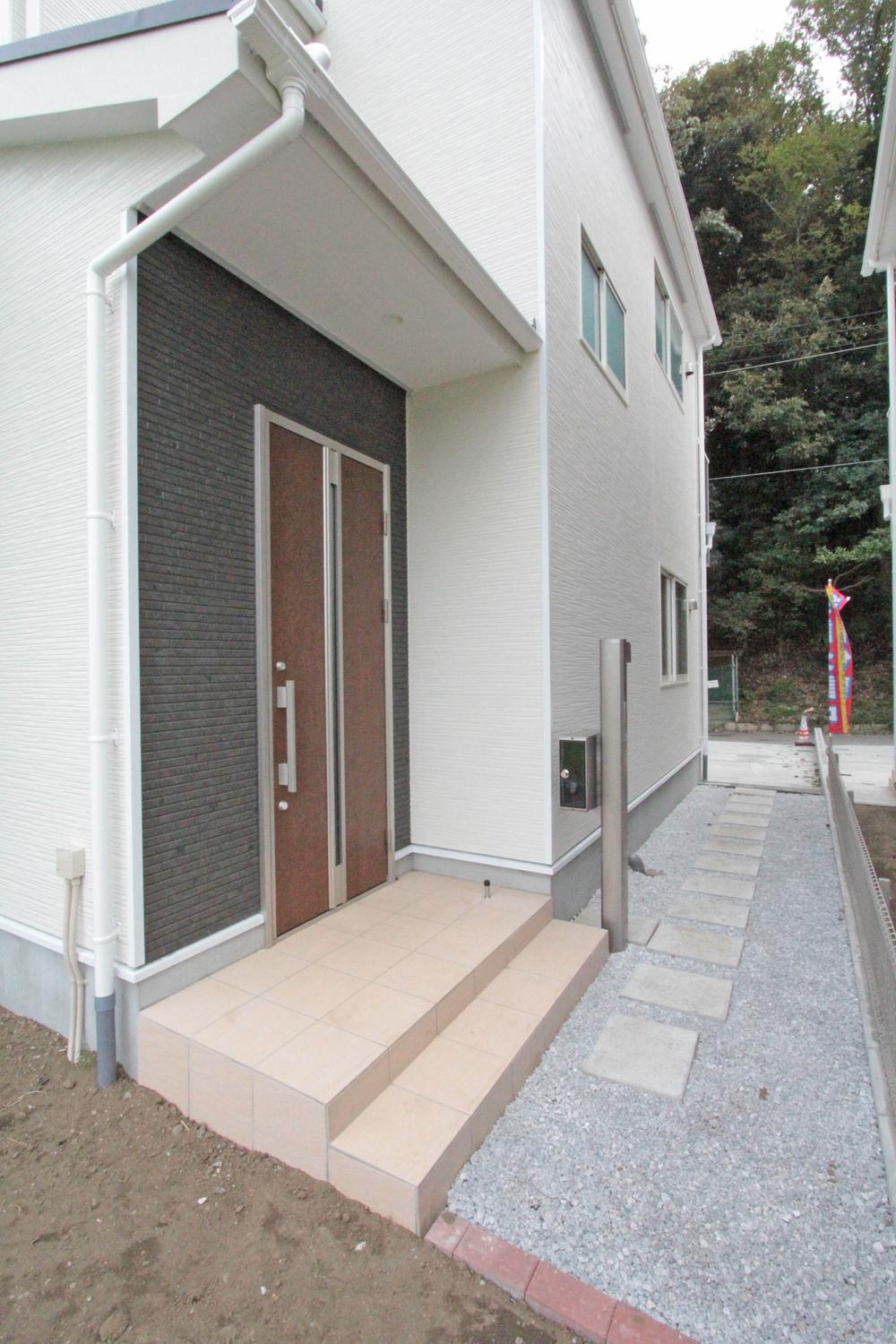 Entrance. 5 Building