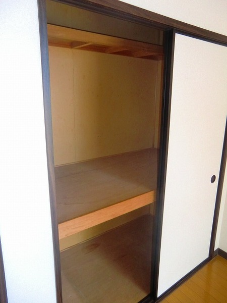 Receipt. Storage closet of large capacity