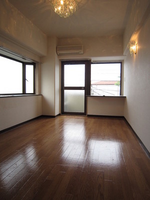 Living and room. Air conditioning ・ Chandelier lighting with a Western-style