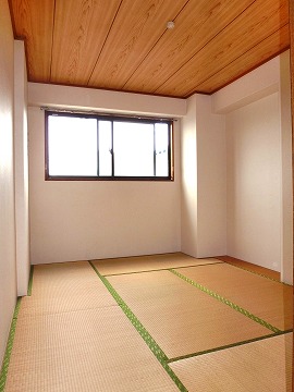 Other room space. A similar type separate room photo