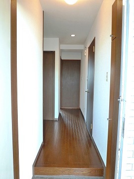 Entrance. A similar type separate room photo