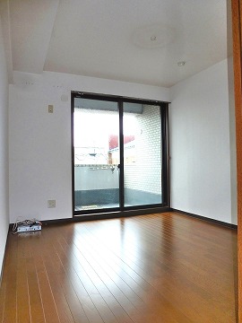 Living and room. A similar type separate room photo