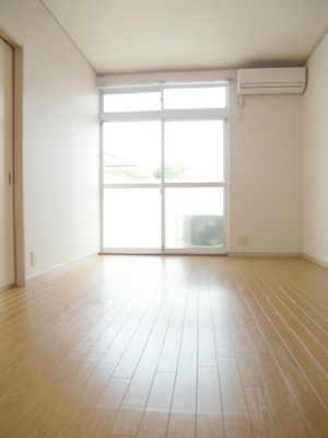 Living and room. Facing south in the bright Western-style flooring