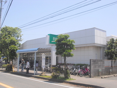 Supermarket. 30m to FUJI (super)