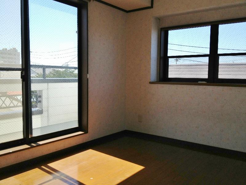 Non-living room. Bright living room! There is a sense of liberation!