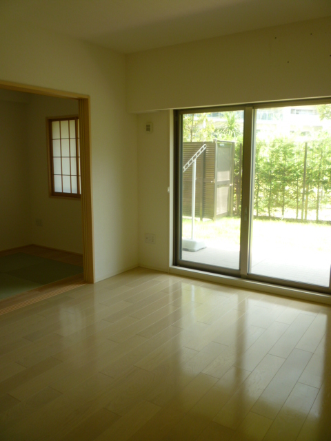 Living and room. There is floor heating ・ Japanese and Tsuzukiai
