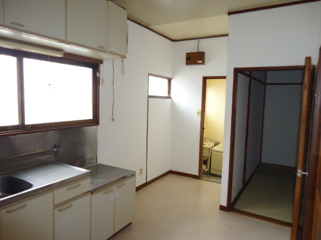 Washroom.  ☆  ☆ Is rental housing had settled location in cul-de-sac ☆  ☆ 