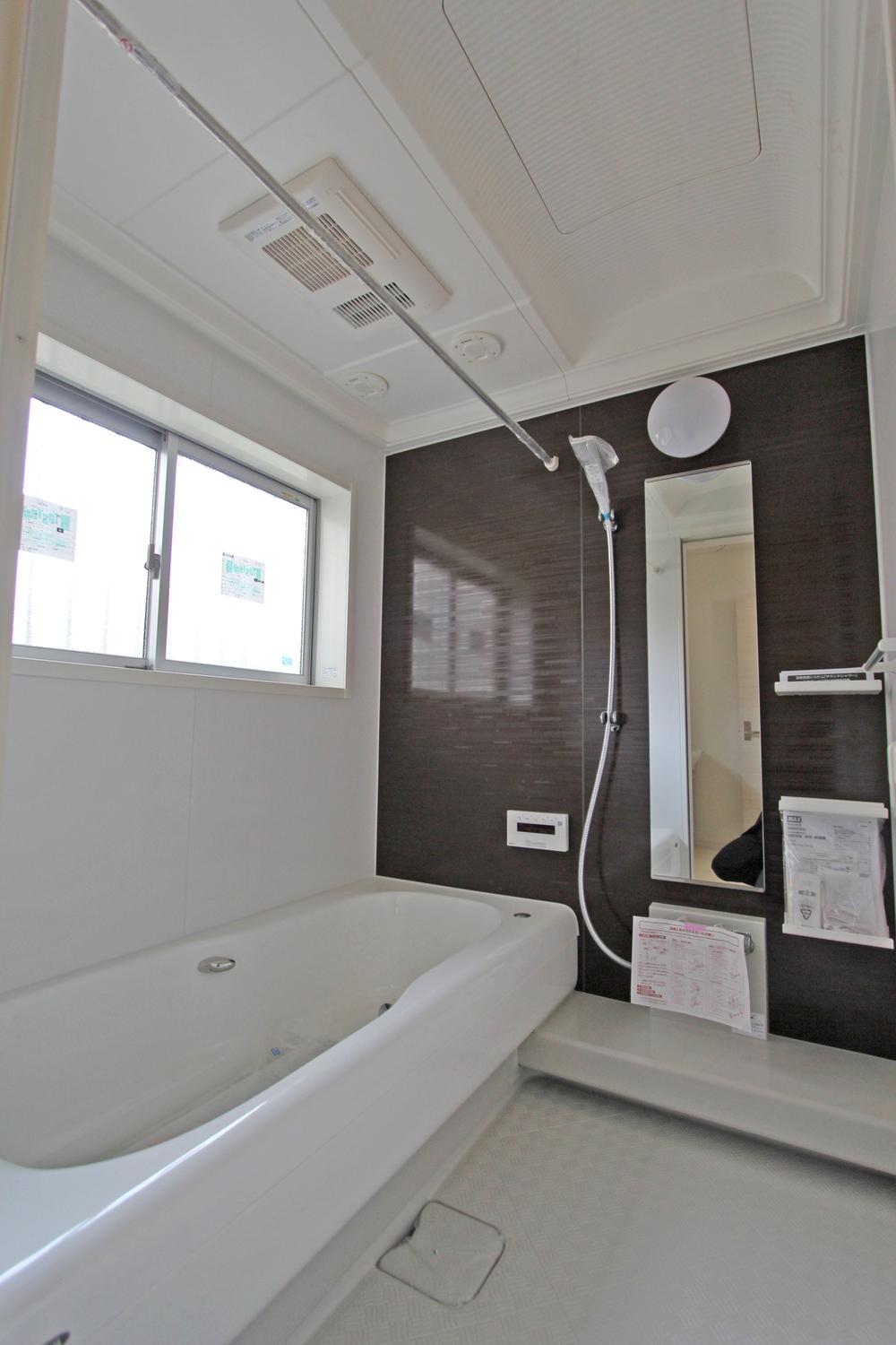 Same specifications photo (bathroom). Same house maker construction results