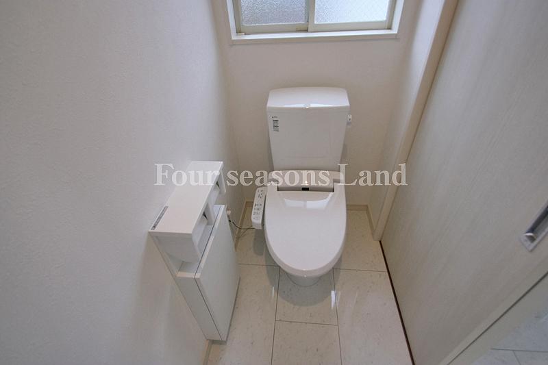 Toilet. Indoor (11 May 2013) Shooting