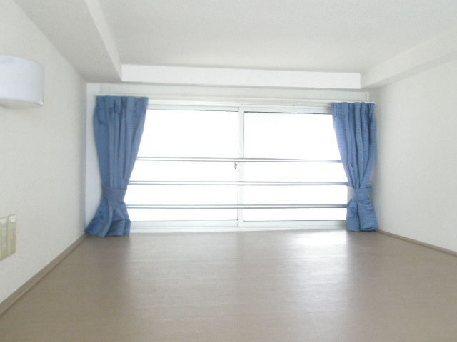 Living and room. Loft also spacious! Since the TV wiring also while sleeping TV also OK