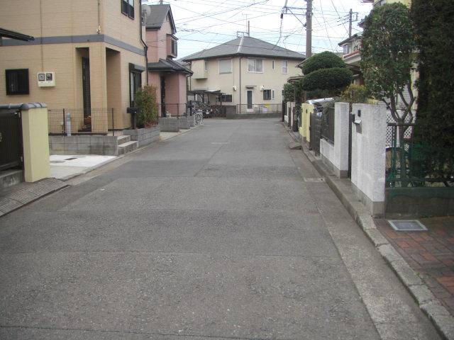 Local photos, including front road. 5.5m on public roads