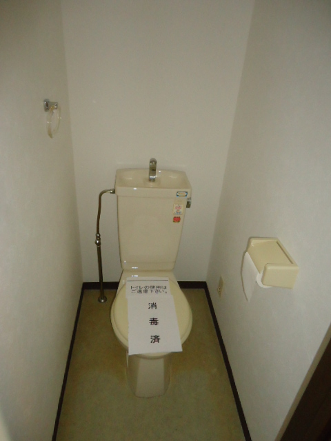 Toilet. Sunny in the three-sided lighting ・ Station walk 9 minutes away