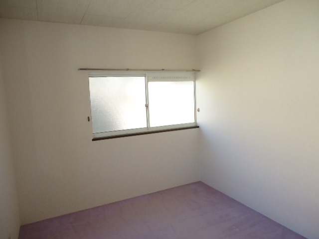 Other room space. Sunny in the three-sided lighting ・ Station walk 9 minutes away