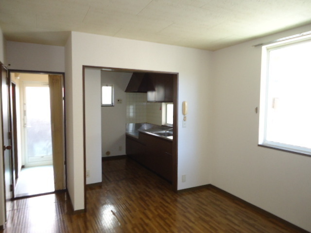 Living and room. Sunny in the three-sided lighting ・ Station walk 9 minutes away