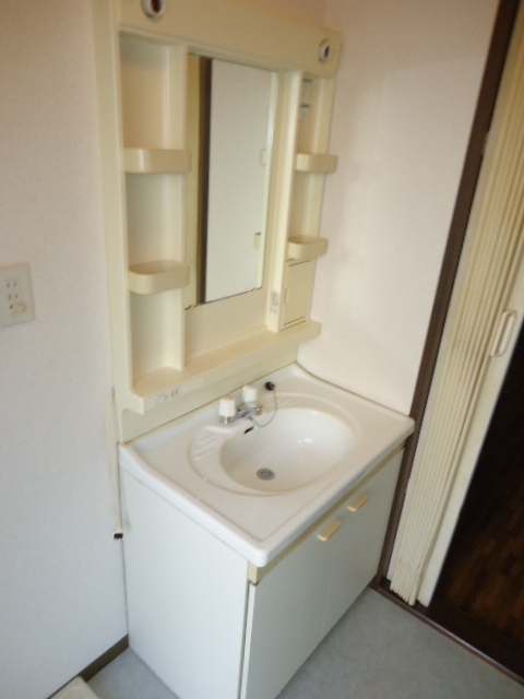 Washroom. Sunny in the three-sided lighting ・ Station walk 9 minutes away