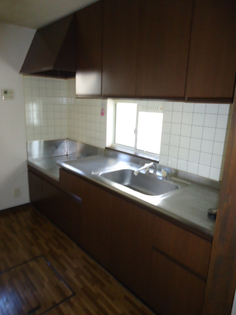 Kitchen. Sunny in the three-sided lighting ・ Station walk 9 minutes away