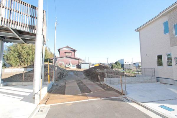 Local photos, including front road. Local (12 May 2013) Shooting