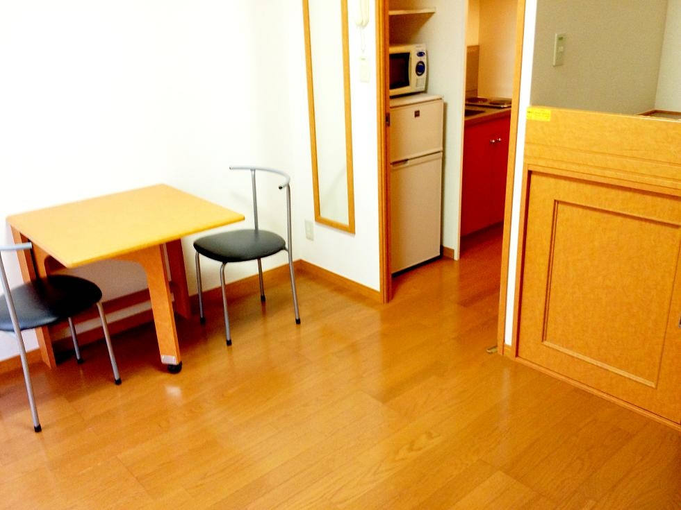 Living and room. table, Also it comes with a chair.