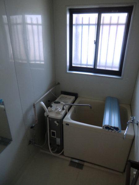 Bath. Add cooked and with window