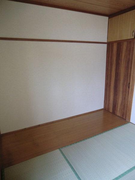 Other room space. There alcove