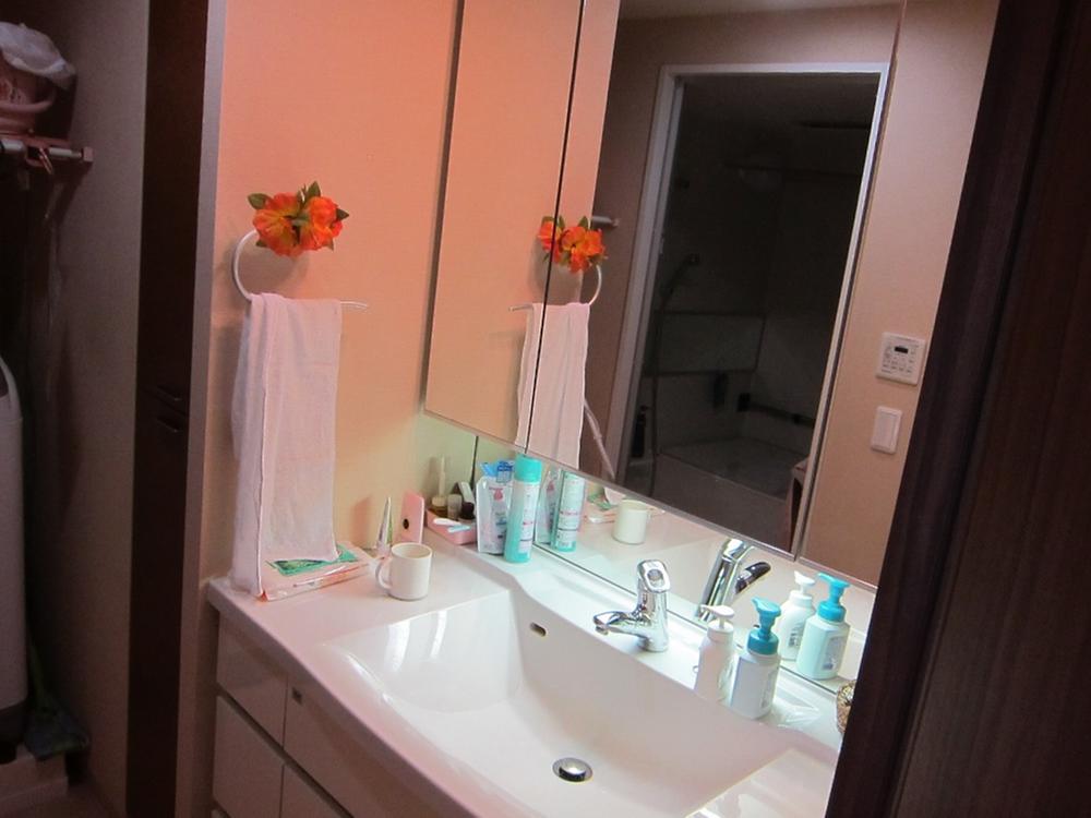 Wash basin, toilet. Indoor (12 May 2013) Shooting