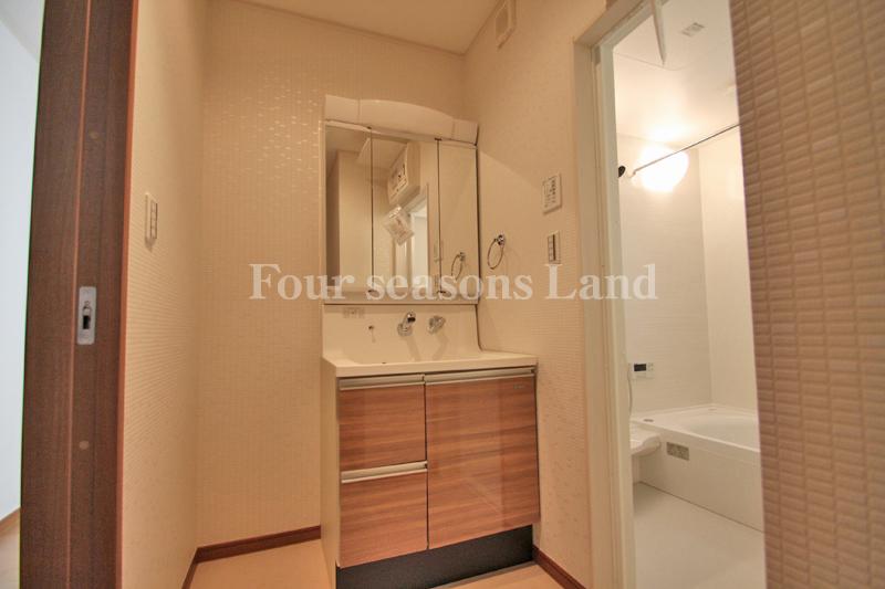 Wash basin, toilet. Indoor (10 May 2013) Shooting 